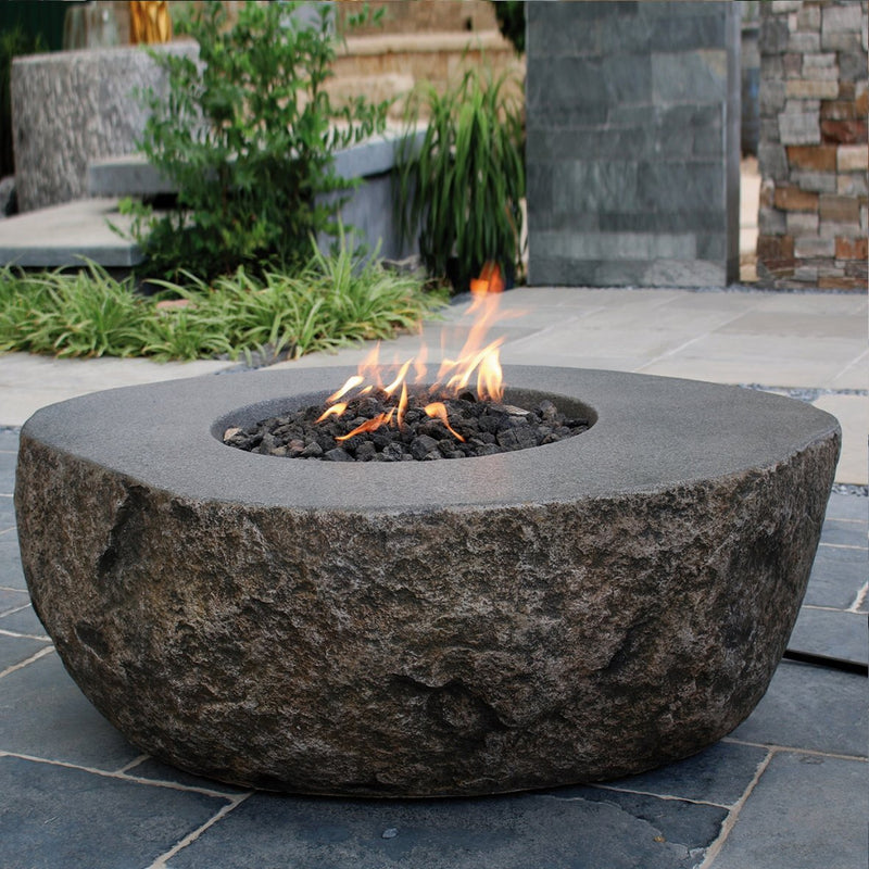 Vuurtafel Vesuvius op gas van Elementi gemaakt van vezelversterkt beton met een natuursteenlook