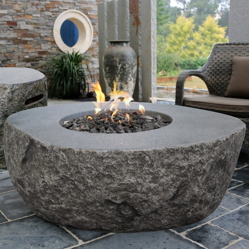 Vuurtafel Vesuvius op gas van Elementi gemaakt van vezelversterkt beton met een natuursteenlook